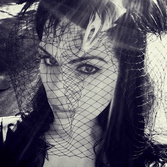 Meet your Posher, Amy - Picture 2 of 16